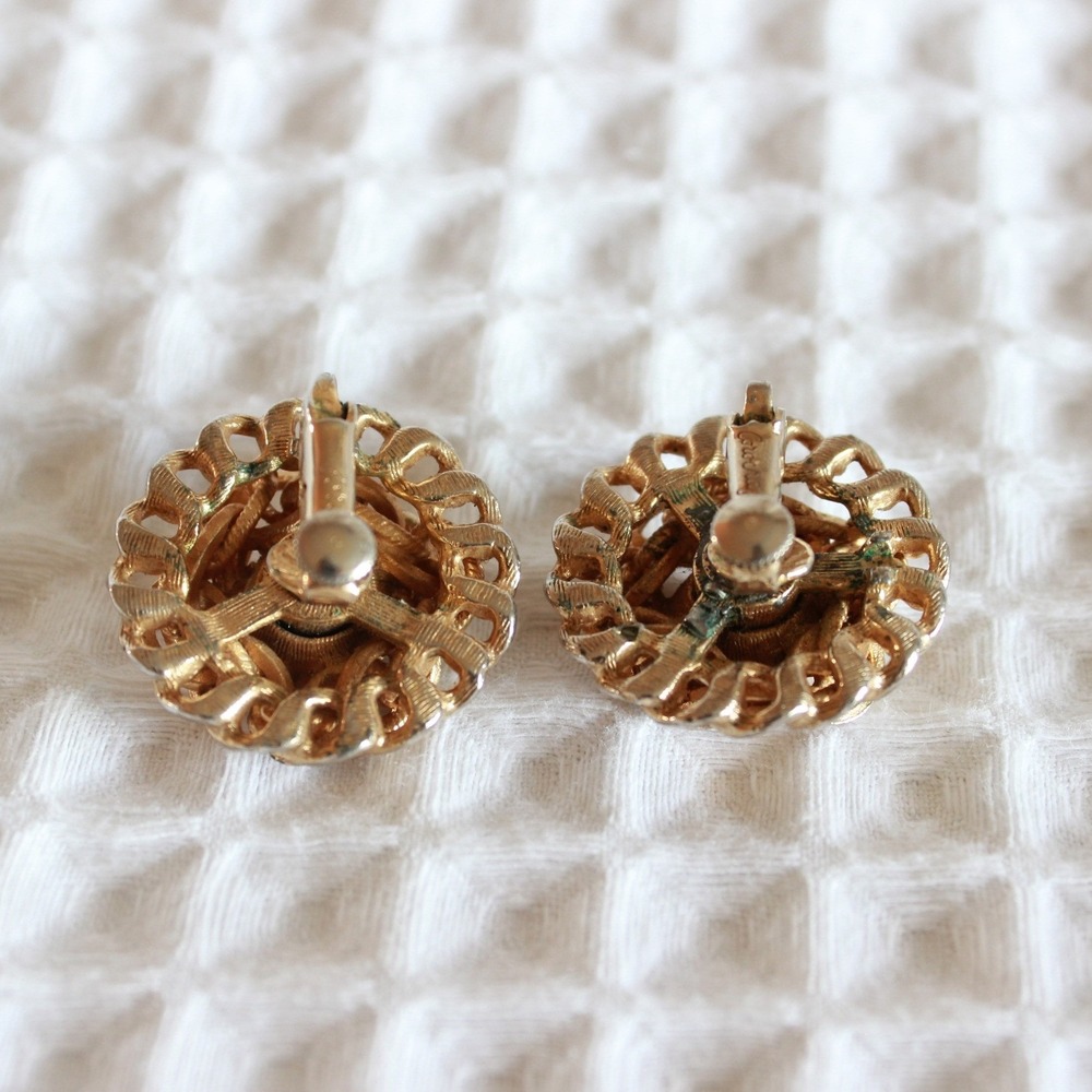 Vintage 50s 60s Coro Gold Tone Textured Dome Round Clip On Earrings Mid Century - Picture 2 of 3